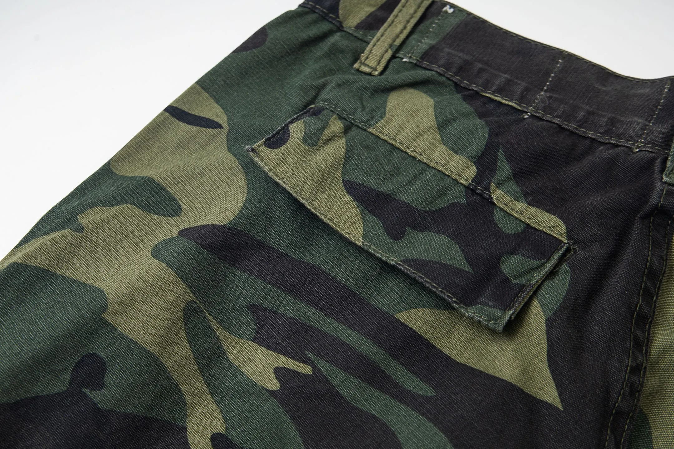 P250 Chrome Hearts Gallery 2025 new camouflage stitching multi-pocket couple bootcut jeans are a hot trend this season and are sought after by countless celebrities and fashionistas. The neat details of the cutting process add color to the playful fashion! The neat and meticulous design, and the well-fitting structure is unique. The upper body not only has outstanding recognition, but also looks younger and younger. A style with the ultimate wearing meaning and performance, gorgeous color matching, and the craftsmanship of this style is also extremely extraordinary. After the finished product is washed, it is disassembled and hand-made with sheepskin cross leather and then spliced ​​together to complete. The whole piece has too many craftsmanship to describe. It is decorated with patchwork cross flowers and high-waisted washed jeans! ! Absolutely high-end luxury product, a god-level single product, a super popular product, made by top heavy industry, a magic weapon that cannot be missed to hit the streets. Style number: 1846 Size: 28 30 32 34 36 Color: camouflage